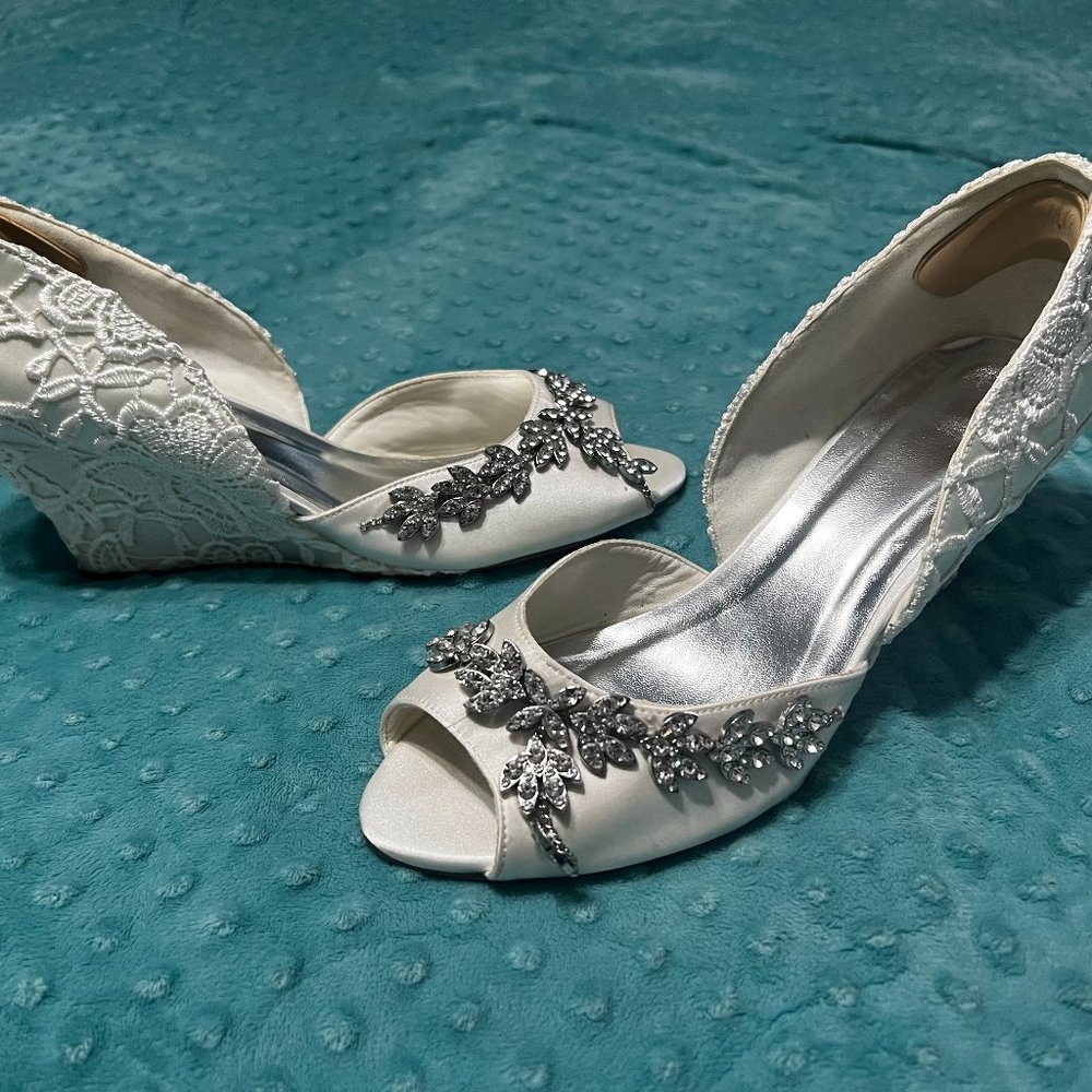 White lace rhinestone d’orsay wedge heels US 9 EUC